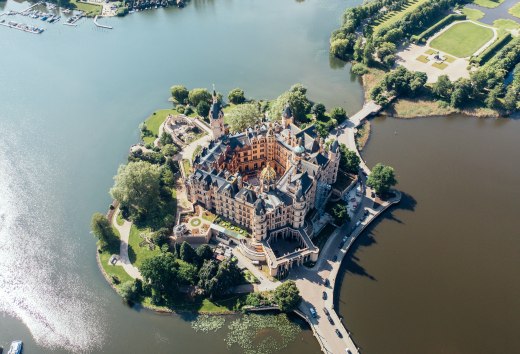 Widok z lotu ptaka na zamek w Schwerinie w Meklemburgii-Pomorzu Przednim // © MV-T/Gänsicke Widok z lotu ptaka na zamek w Schwerinie w Meklemburgii-Pomorzu Przednim // © MV-T/Gänsicke