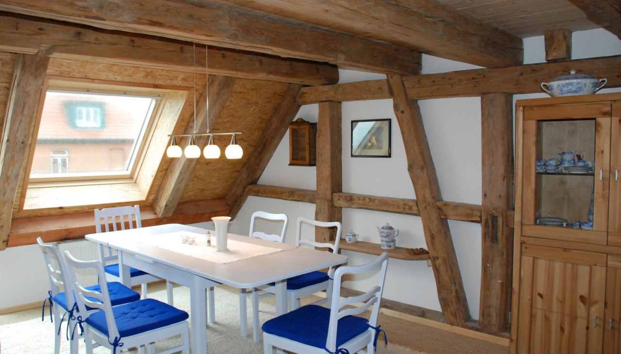 Een lichte eethoek nodigt je uit om langer te blijven zitten., © © Susanne Hoffmeister Een lichte eethoek nodigt je uit om langer te blijven zitten., © © Susanne Hoffmeister