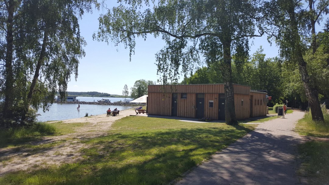 Port łodzi Röbel i plaża na zachodnim brzegu, © Röbel-Boot