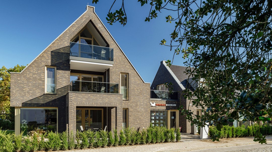 Widok na balkony Schietbüdel, Boddenschnacker i taras mieszkania Pinschieter, © Integral Immobilien