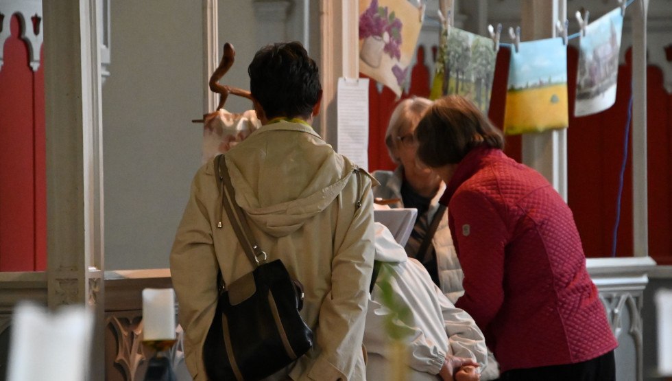Besucher im Gespr&auml;ch mit der K&uuml;nsterin Katrin Liersch&copy;Sabrina Lampe, &copy; Sabrina Lampe