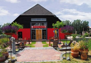 De stijlvol verbouwde schuur in Sembzin is een ontspanningsoord voor liefhebbers van kunst en culinaire hoogstandjes., © M. Cremer