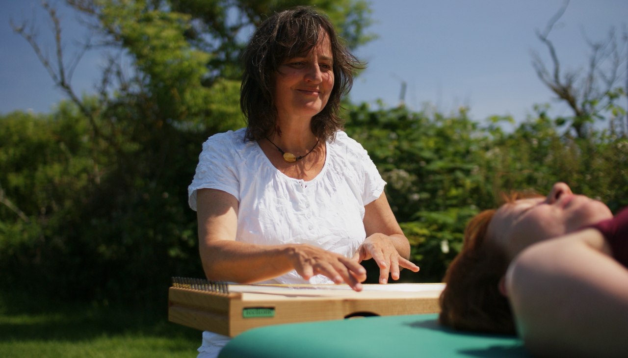 Martina Gläser-Böhme grająca na monochordzie - klientka na kanapie, © Martina Gläser-Böhme Martina Gläser-Böhme grająca na monochordzie - klientka na kanapie, © Martina Gläser-Böhme