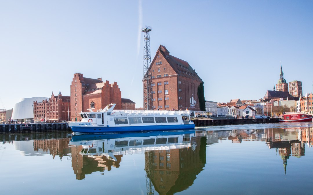 Havenrondvaart Stralsund met het passagiersschip "Altefähr"., © Weiße Flotte GmbH