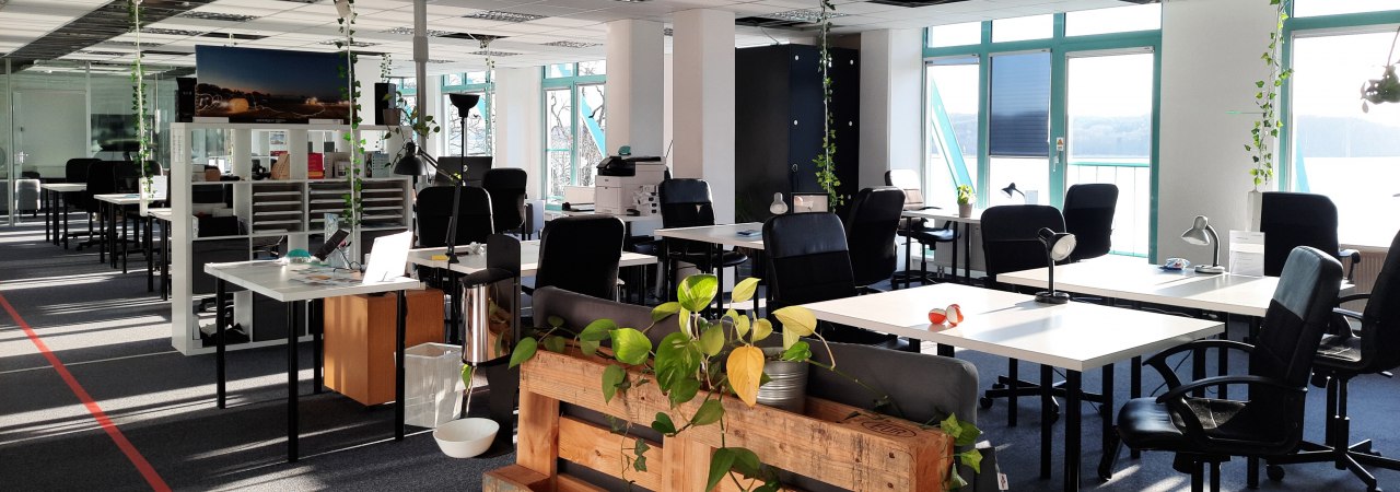 Moderne co-werkplek met lichte, open ruimtes en grote ramen voor een productieve werksfeer. // © Project Bay Moderne co-werkplek met lichte, open ruimtes en grote ramen voor een productieve werksfeer. // © Project Bay