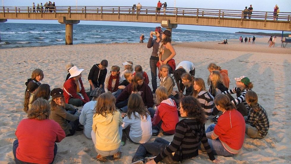 The group meetings take place on the beach // &copy; St. Otto Eigenproduktion