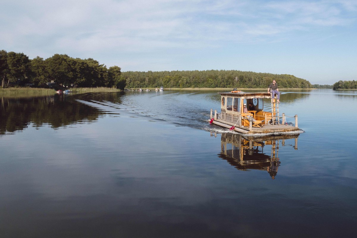 Zamelduj się w Ahoy Camp, wynajmij tratwę i odkrywaj jeziora. // &copy; Foto: Oliver Raatz