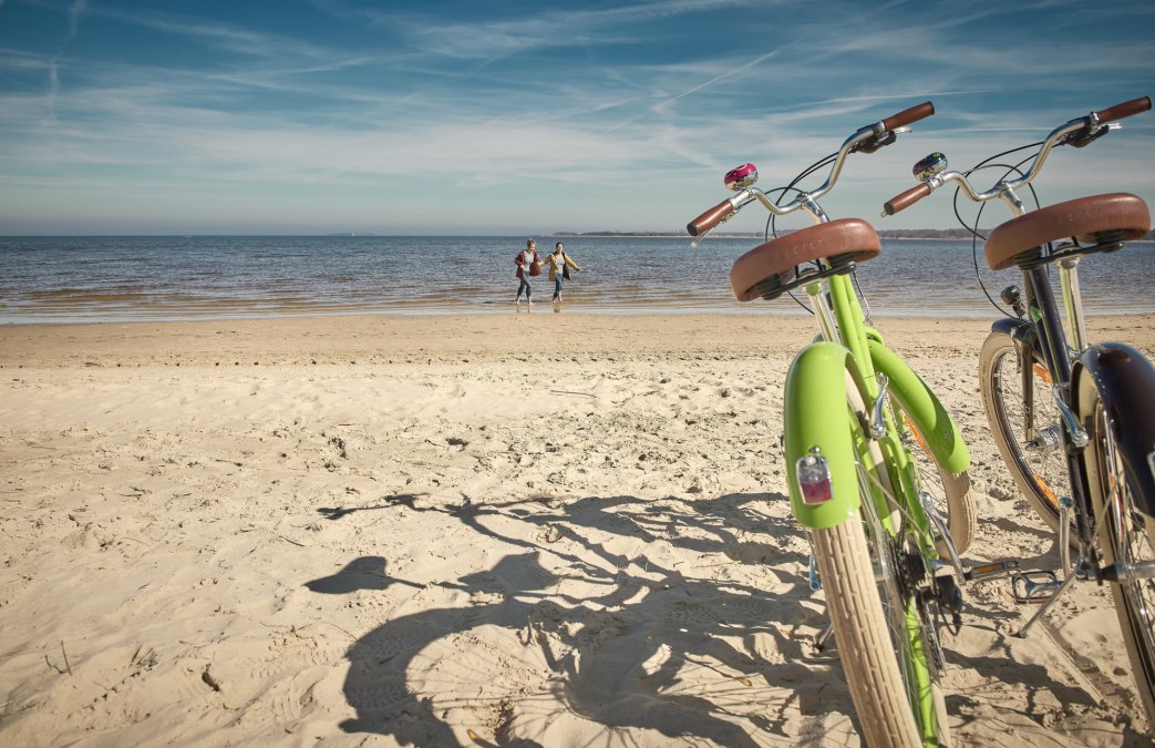 Het strand Freest biedt een prachtig uitzicht op het eiland Ruden en Usedom. Je kunt een broodje vis halen bij het snackkraampje in de vissershaven., &copy; tvv.Pocha-Burwitz