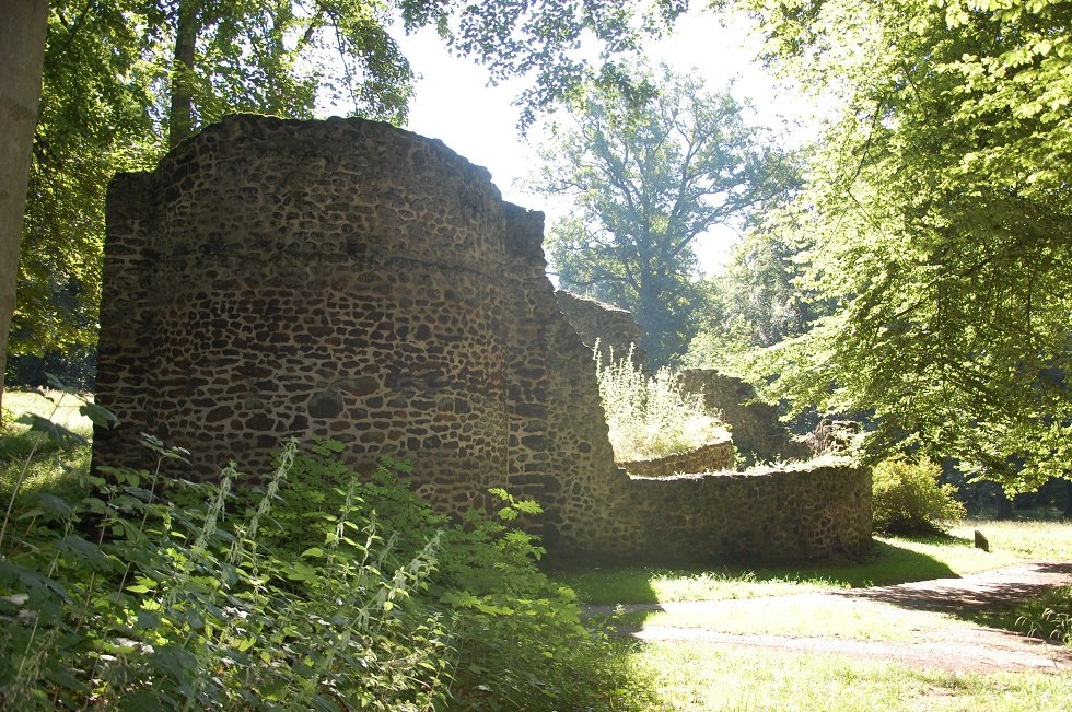 De geïmproviseerde kasteeltoren maakt deel uit van de grot en zorgt al meer dan 200 jaar voor een romantische sfeer. // © Gabriele Skorupski De geïmproviseerde kasteeltoren maakt deel uit van de grot en zorgt al meer dan 200 jaar voor een romantische sfeer. // © Gabriele Skorupski