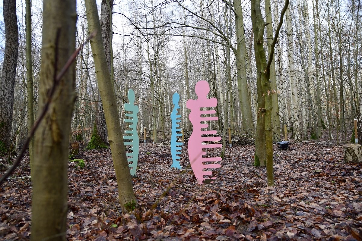 Commemorative sign "Women's comb silhouettes" // &copy; Bianka B&uuml;low