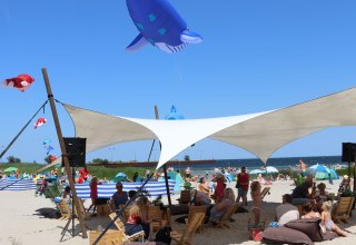 Colorful kites in the sky, beach lounge with a view of the Baltic Sea, © Sabine Stöckmann Colorful kites in the sky, beach lounge with a view of the Baltic Sea, © Sabine Stöckmann