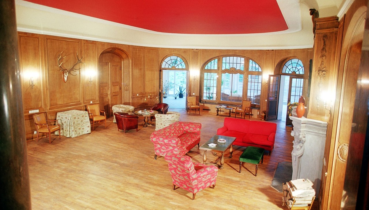 Spacious hall with fireplace, © Jagdschloss Bellin