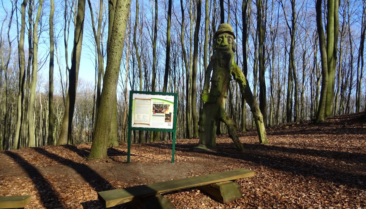 Resting place with legend board and figure of Vieting the robber, © Stadt Parchim Resting place with legend board and figure of Vieting the robber, © Stadt Parchim