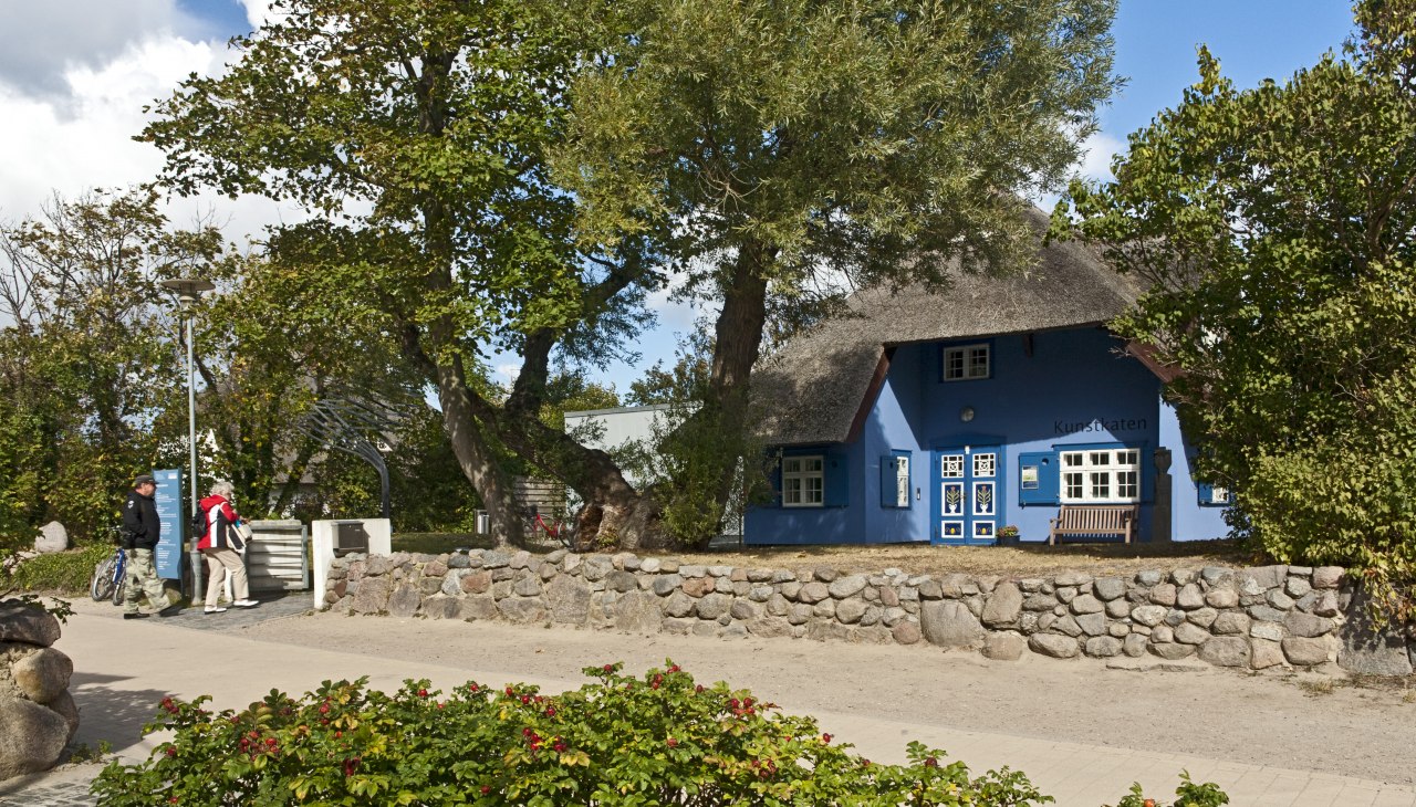 Widok na Kunstkaten z dużą ilością pierwszego planu, © Kurverwaltung Ahrenshoop/voigt & kranz UG, Prerow Widok na Kunstkaten z dużą ilością pierwszego planu, © Kurverwaltung Ahrenshoop/voigt & kranz UG, Prerow