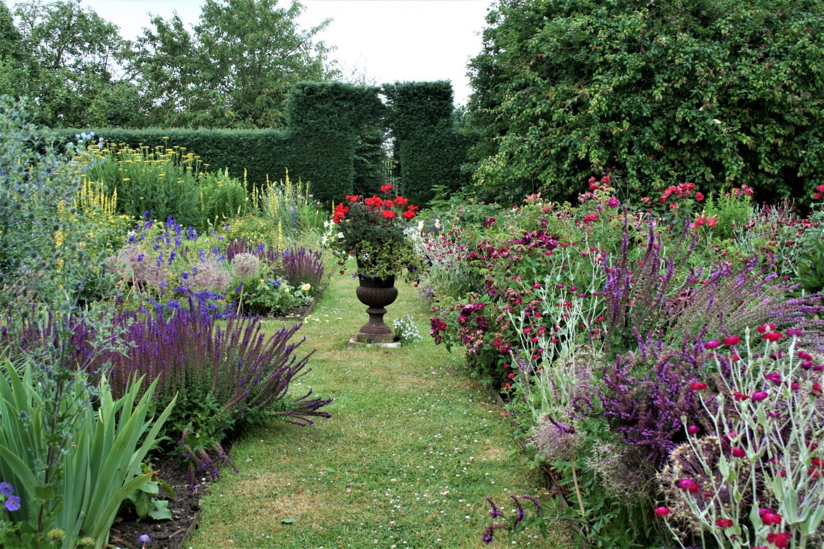 Kastanienhof flower garden // &copy; Dirk Endrulat