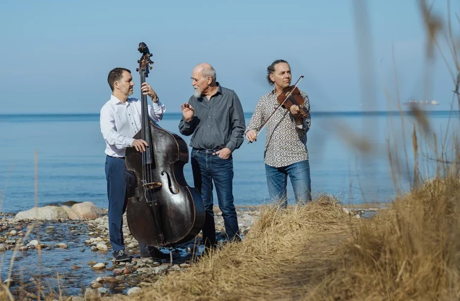 Tr&oslash;stesang Ensemble am Wasser // &copy; Tr&oslash;stesang