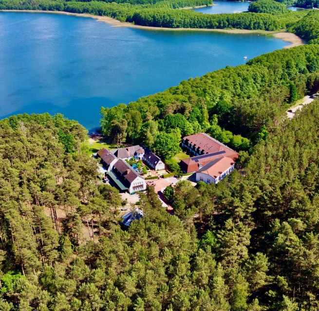 Genesteld in het Nationaal Park M&uuml;ritz, aan de Gro&szlig;er Labussee. Meer ruimte is niet mogelijk! // &copy; Familotel Borchard&acute;s Rookhus