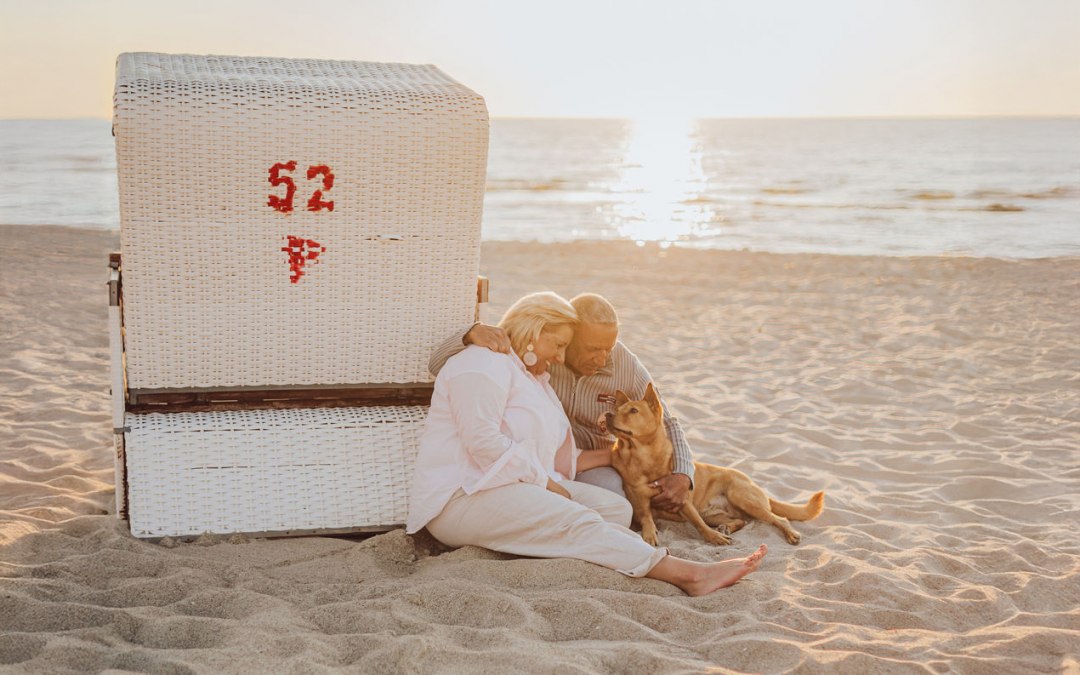 Togetherness with a dog on the beach: photo shoot in Dierhagen on the dog beach with a view of the sea - natural, calm, emotional, © Deine Hundefotografin