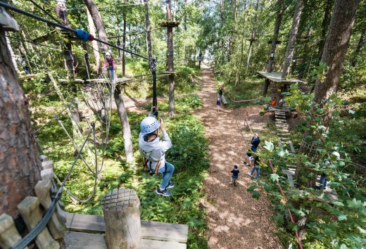 Het klimbos in de Baltische badplaats Binz lokt waaghalzen naar duizelingwekkende hoogten., © Kletterwald Darß