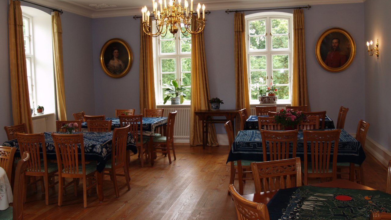 Duża sala w wiejskim domu w Zamku Kölzow // © Landhaus Schloss Kölzow/Detlef von der Lühe Duża sala w wiejskim domu w Zamku Kölzow // © Landhaus Schloss Kölzow/Detlef von der Lühe