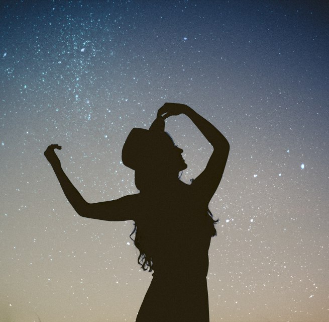 Tanz unter dem Sternenhimmel // © Allef Vinicius / Unsplash Tanz unter dem Sternenhimmel // © Allef Vinicius / Unsplash