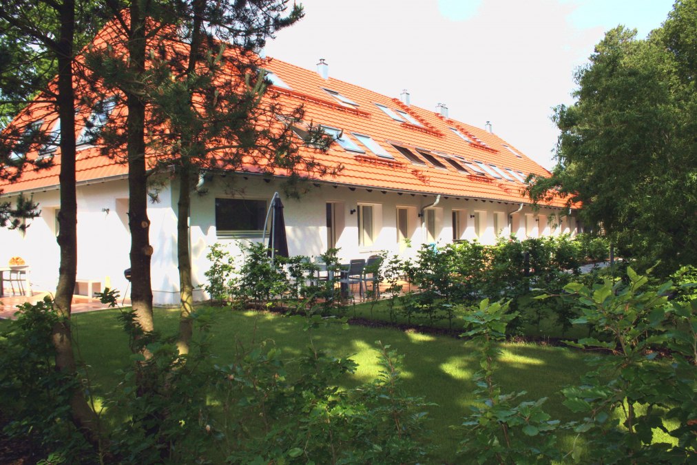 Haus Düne31 Dom z apartamentamiWidok z zewnątrz na ogród i tarasy, © Haus Düne31