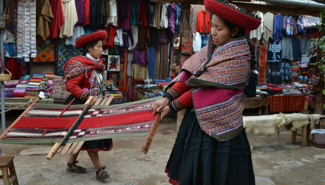 In de Valle Sagrado in Peru speelt de weefkunst een centrale rol in de marketing van inheemsheid: traditionele ambachten worden opgevoerd voor toeristen, waarbij "authenticiteit" als verkoopargument wordt gebruikt. Dit biedt economische steun aan inheemse gemeenschappen, maar past de producten ook steeds meer aan aan de verwachtingen van toeristen., © Pamela Huber (via unsplash) In de Valle Sagrado in Peru speelt de weefkunst een centrale rol in de marketing van inheemsheid: traditionele ambachten worden opgevoerd voor toeristen, waarbij "authenticiteit" als verkoopargument wordt gebruikt. Dit biedt economische steun aan inheemse gemeenschappen, maar past de producten ook steeds meer aan aan de verwachtingen van toeristen., © Pamela Huber (via unsplash)