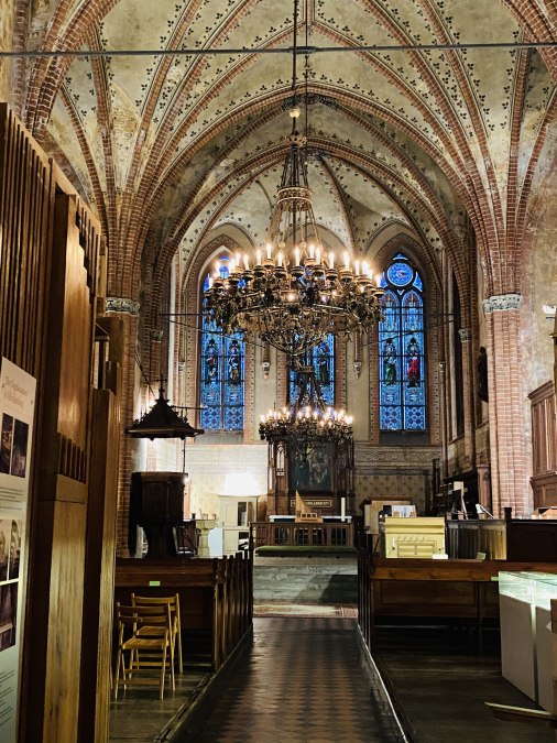 Klosterkirche innen mit Kerzen_Daniela Lemke, &copy; Kultur- und Sportring e.V.