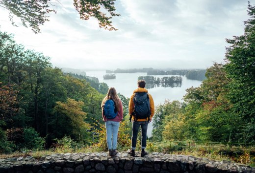 Wandelen op het natuurparkpad bij het uitzichtspunt Reiherberg