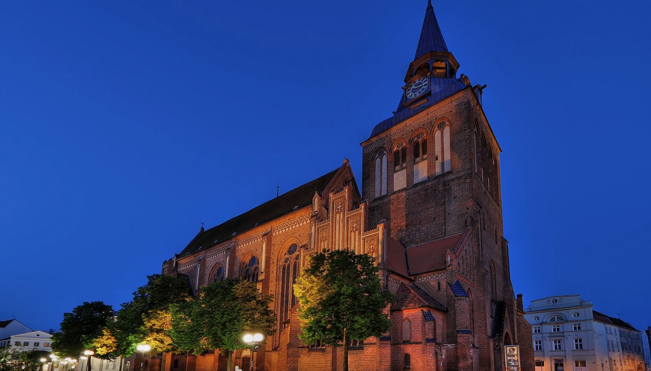 Exterior view of St. Mary's parish church at night, © Helga Möbius