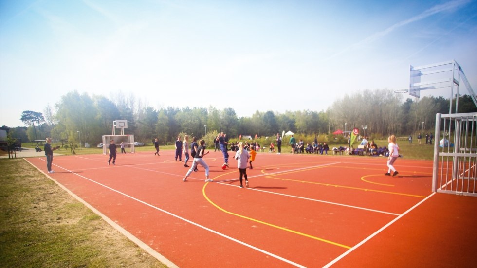Groot buitenterrein met camping, surfschool op het terrein en nog veel meer., © DJH MV / Danny Gohlke