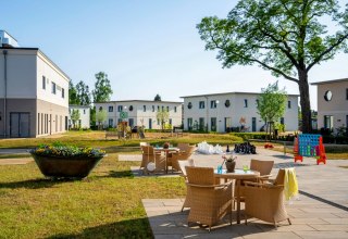 Gezellige zithoek op het terras van het familieresort Usedom // © SEETELHOTELS Gezellige zithoek op het terras van het familieresort Usedom // © SEETELHOTELS