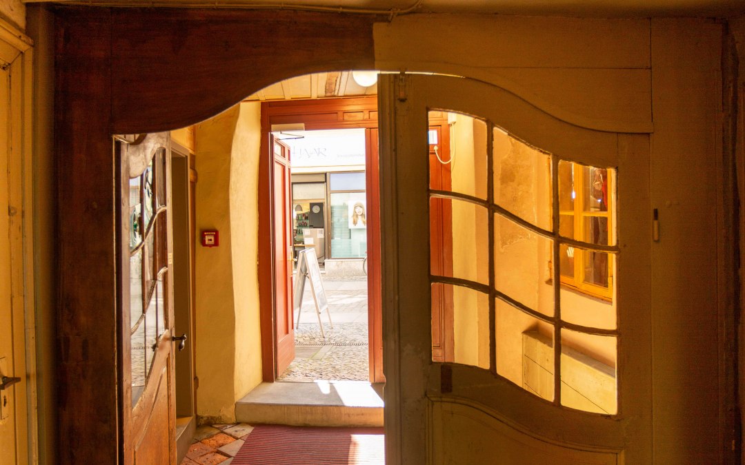 De dubbele vleugeldeur leidt naar de hal van het 700 jaar oude museumhuis in het oude stadscentrum van Stralsund. Beleef de Hanzegeschiedenis van dichtbij in het onder monumentenzorg vallende koopmanshuis., © STRALSUND MUSEUM