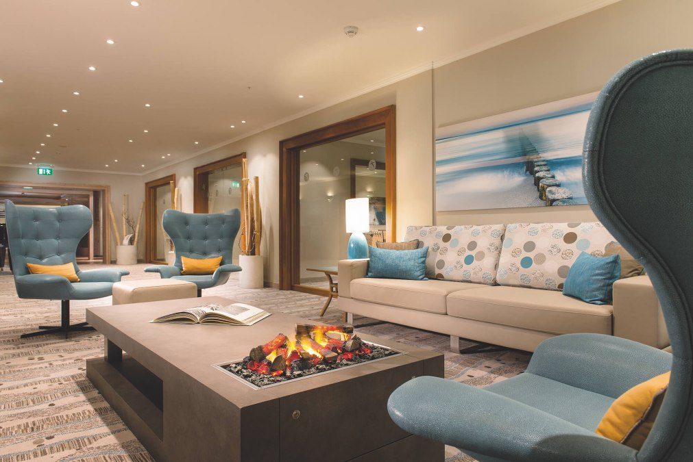 Salon z kominkiem w hotelu Bernstein Prerow, © VELA Prerow GmbH