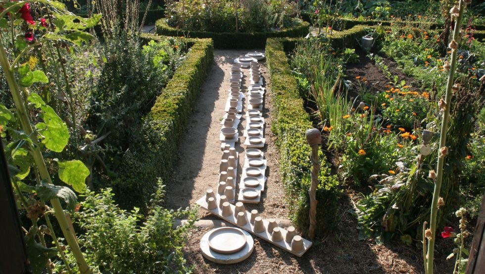 ready turned ceramic dries in the garden, © J. Reich