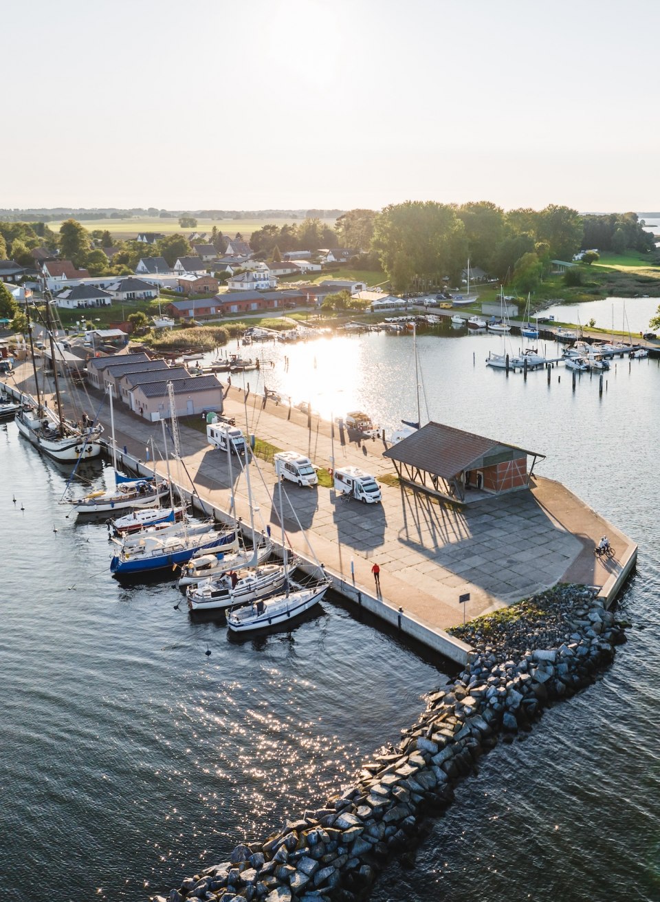 Stahbrode ferry terminal from the air with sunshine and motorhomes on the pitches // In future, the route will continue from the ferry pier in Stahlbrode to Rügen. // © MV-T/Gross Stahbrode ferry terminal from the air with sunshine and motorhomes on the pitches