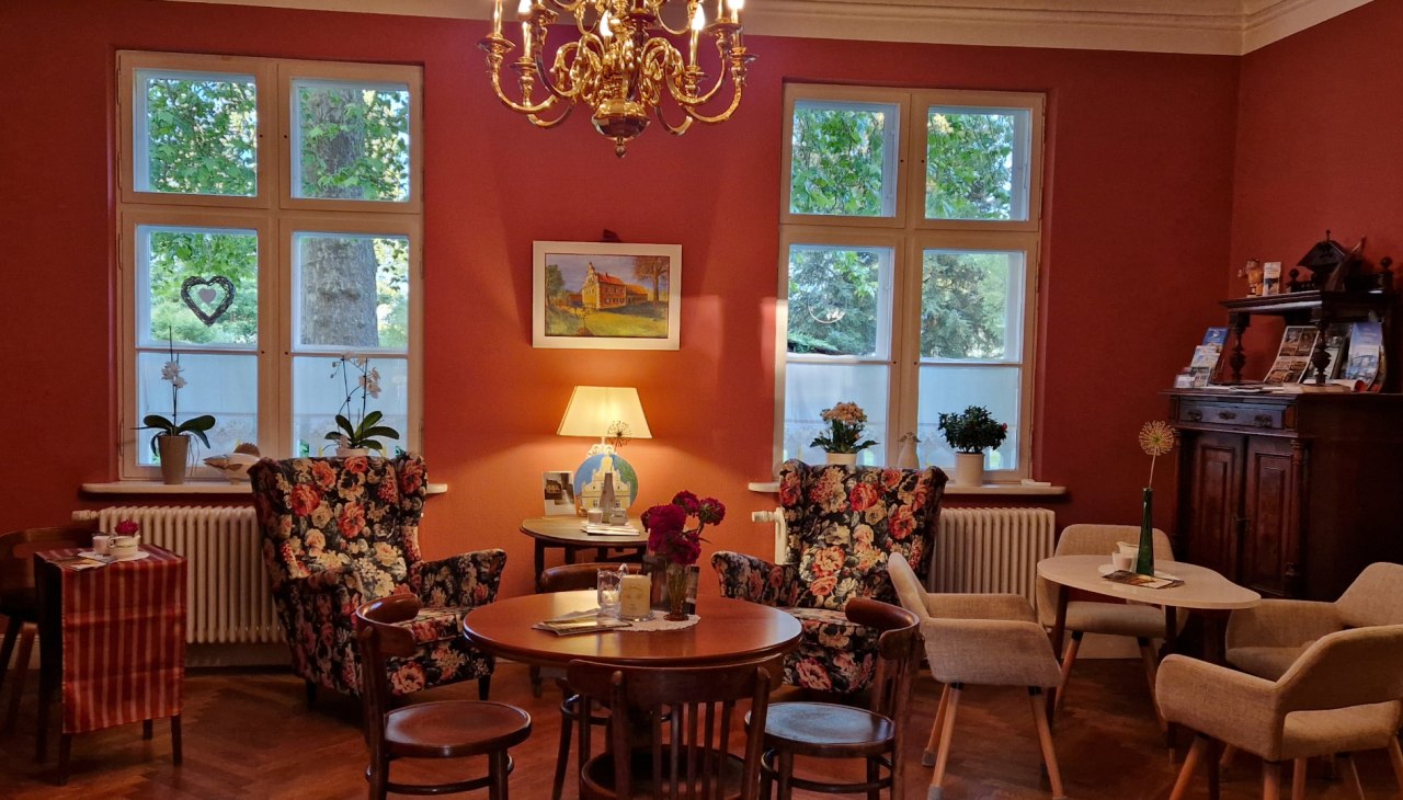 Kawiarnia Roter Salon w dworku, © B. Siebenbürgen Kawiarnia Roter Salon w dworku, © B. Siebenbürgen
