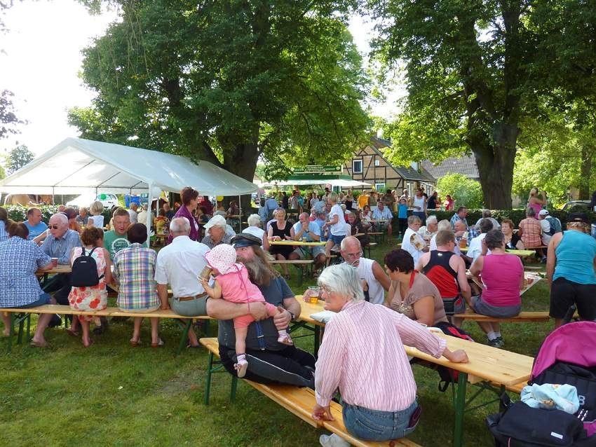 Koffie en gebak in de grote, schaduwrijke kerktuin // &copy; Horst fechner
