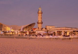 Punkt orientacyjny Warnem&uuml;nde - latarnia morska i dzbanek do herbaty // &copy; Carsten Pescht