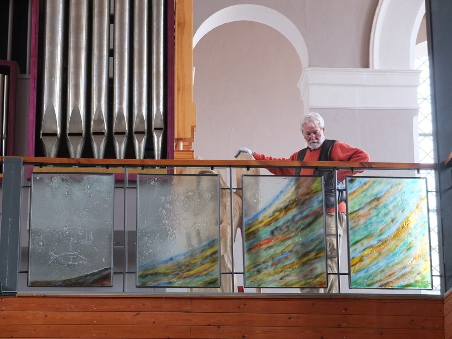 58 glaspanelen in de kleuren van het kerkelijk jaar, © Christa Kothe