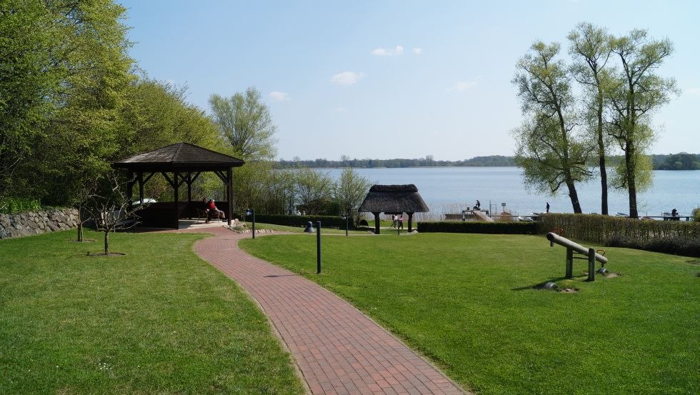 Ogród z miejscem do grillowania i pawilonem, © Fischhaus am Schaalsee