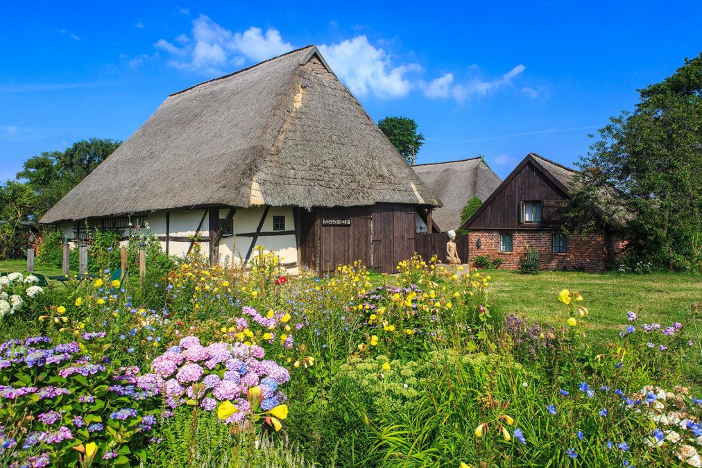 Picturesquely situated are the listed ensembles of time-honored farmsteads in the district of Barnstorf, © Voigt & Kranz UG