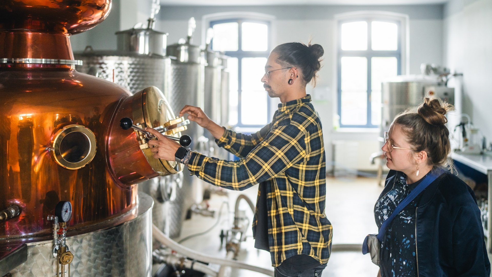 Neem een kijkje in de koperen ketel van de distilleerderij in Usedom. Sinds 2020 produceren Jörn Schnapke en zijn team hier gin en andere sterke dranken tegen de achtergrond van het historische landgoed., © TMV/Gross
