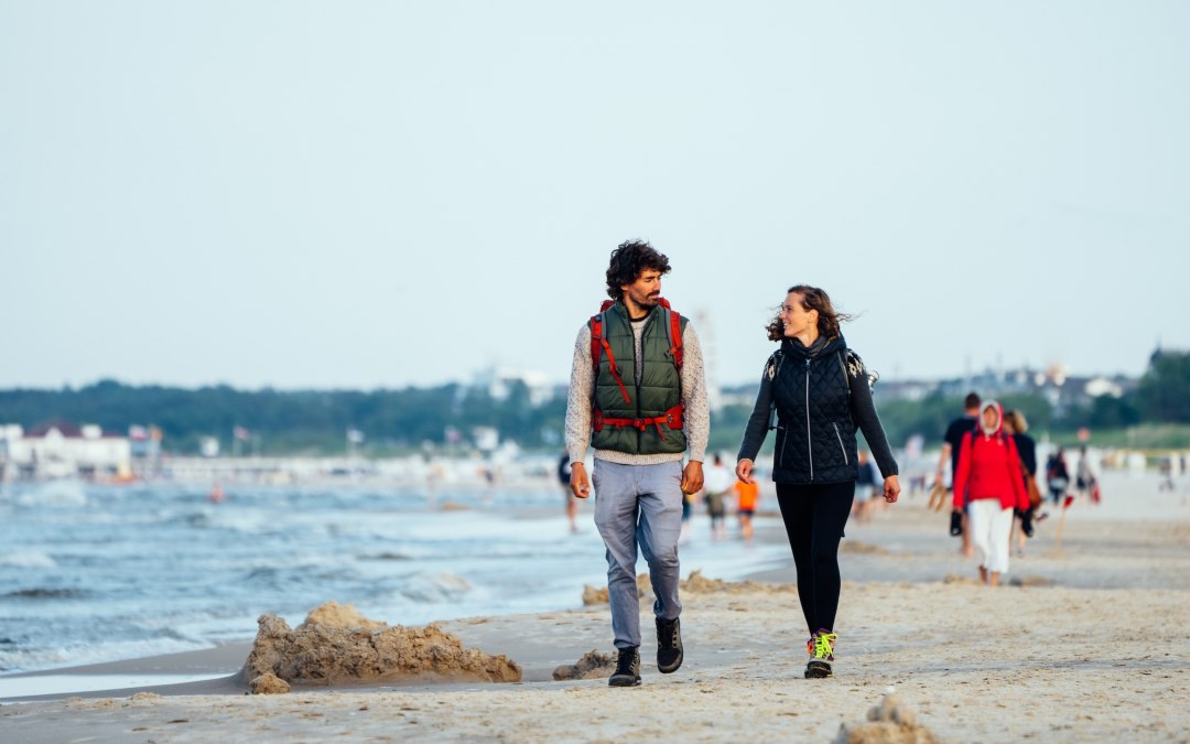 Paar aan het wandelen op het strand in Heringsdorf in de herfst, © TMV/Gänsicke
