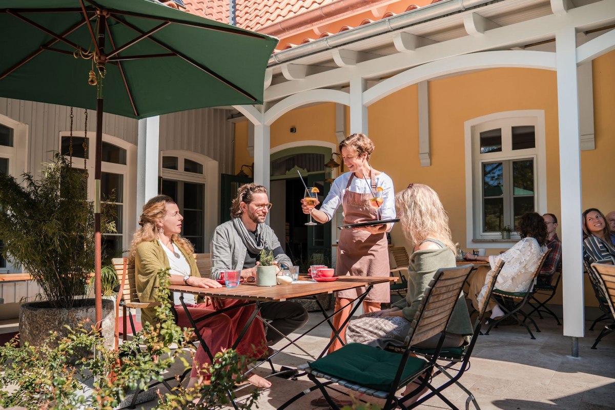 In het Buddha-Café & Deli serveren we huisgemaakt gebak, koffie, thee en hartige gerechten. // © Kloster Saunstorf In het Buddha-Café & Deli serveren we huisgemaakt gebak, koffie, thee en hartige gerechten. // © Kloster Saunstorf