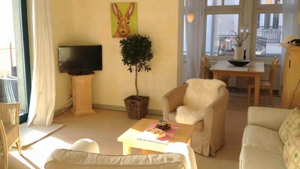 Widok na salon w wieżowcu w Kühlungsborn, © Turmhaus Kühlungsborn