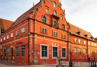 Widok z zewnątrz na Muzeum Historii Miasta Wismar SCHABBELL // &copy; TZ Wismar, Christoph Meyer (paperheroes)