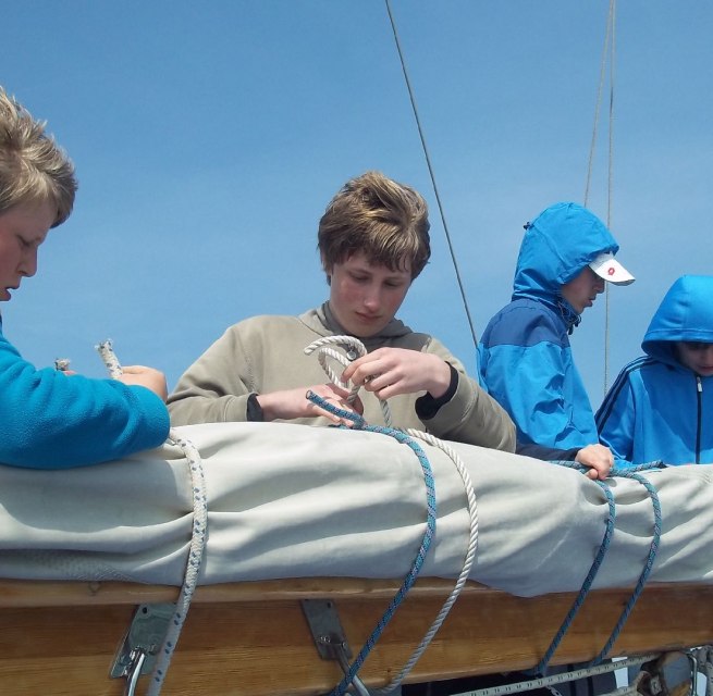 Young people on the chart house, packing the mainsail, © Mirko Niebuhr 2017 Young people on the chart house, packing the mainsail, © Mirko Niebuhr 2017