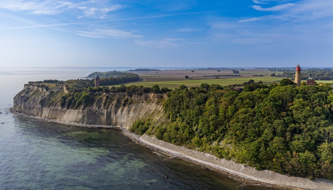 Luchtfoto van Kaap Arkona op het eiland Rügen, met de twee vuurtorens en de steile krijtkust, omgeven door velden en de Oostzee onder een heldere hemel.