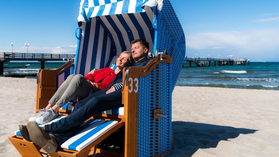 Rozkoszowanie się słońcem na leżaku plażowym, © VMO, Alexander Rudolph